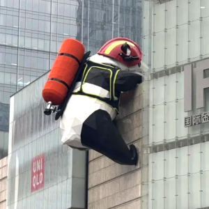 成都知名地标“爬墙熊猫”变身“消防员”